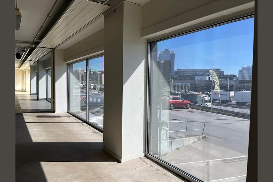 Stockholmsvägen 37 - Stora skyltfönster ut mot E4:an.