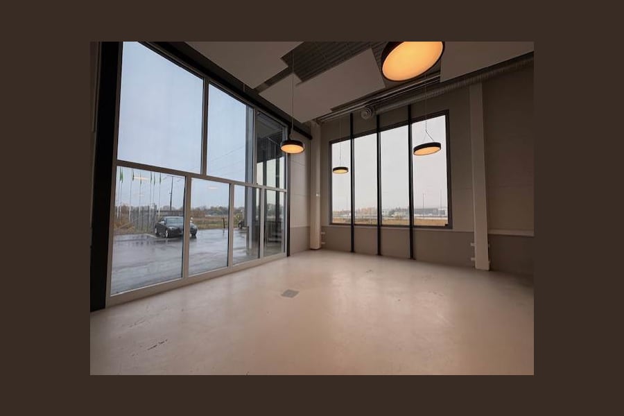 Ströbogatan 27 - Pausrum/kontorsplatser på markplan - högt i tak med möjlighet att öppna upp port för större lagerytor