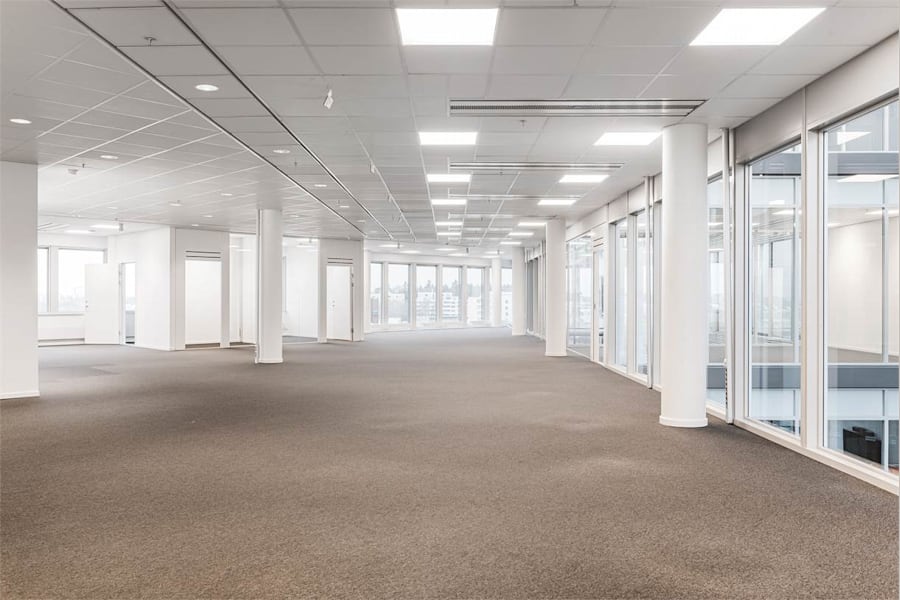 Färögatan 33 - Kista Science Tower, p... - Stor lokal med fönster från golv till tak i alla riktningar.