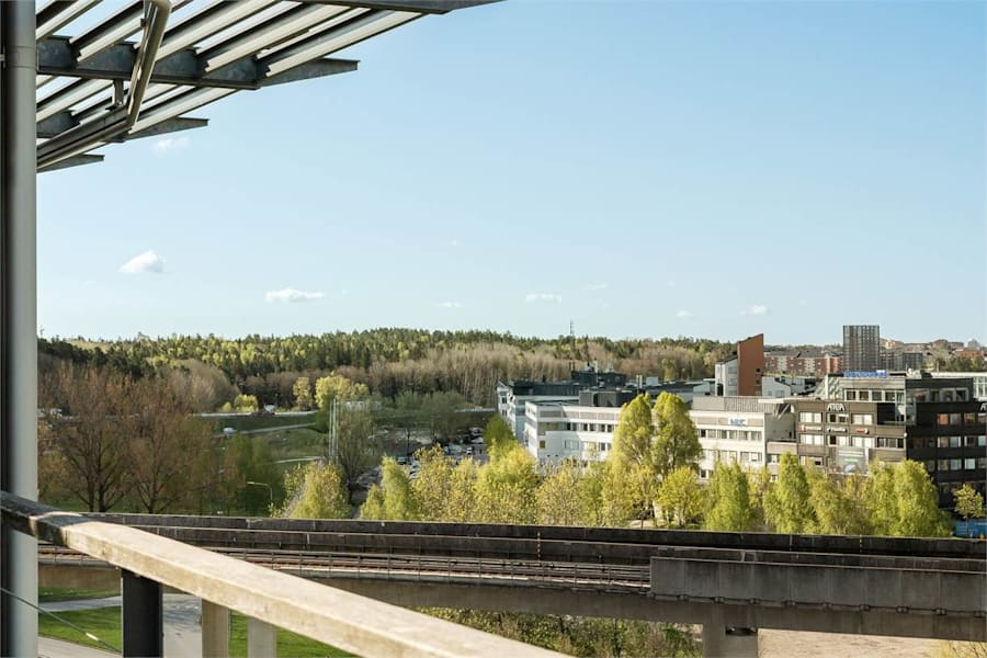 Knarrarnäsgatan 11 - Kista Entré, pla... - Utsikt över grönska och grannfastigheterna från lokalen i Kista Entré.
