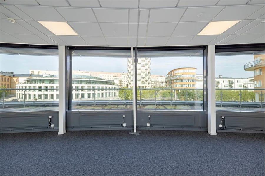 Valhallavägen 117 - Stora fönsterpartier med utsikt över kvarteren.