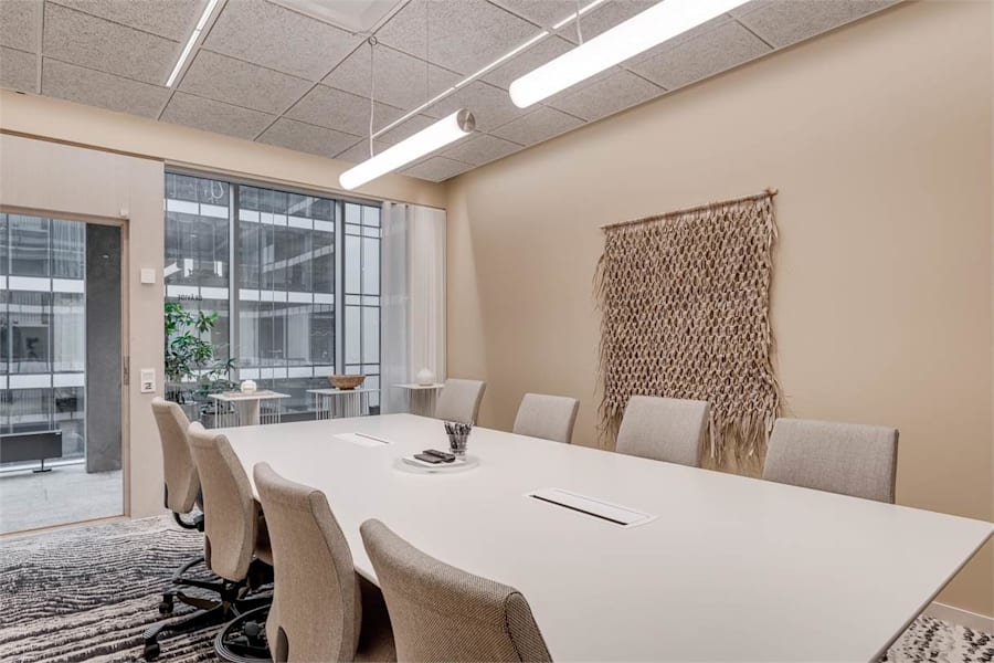 Arena Platinan - Mårten Krakowgatan 2 - Mötesrum med stora fönster ut mot ljusgården.