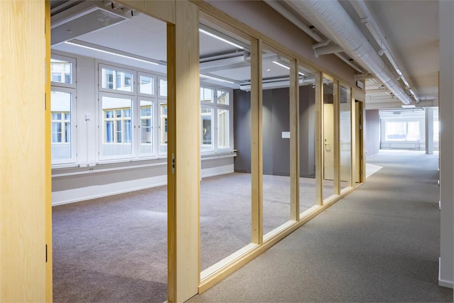 Jörgen Kocksgatan 9 - Ljusa kontorsrum och korridorer med ljusinsläpp från många fönster. eferensbild.
