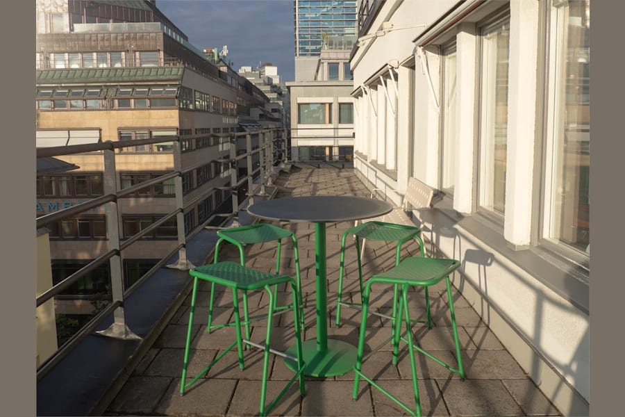 Norrlandsgatan 18 - Möblerbar med bord, stolar och växter för kaffe eller lunch i solen. Foto: Nadia Smedeland