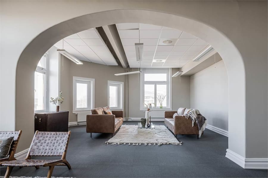 Packhusplatsen 2 - Vackra rum och stora fönster.