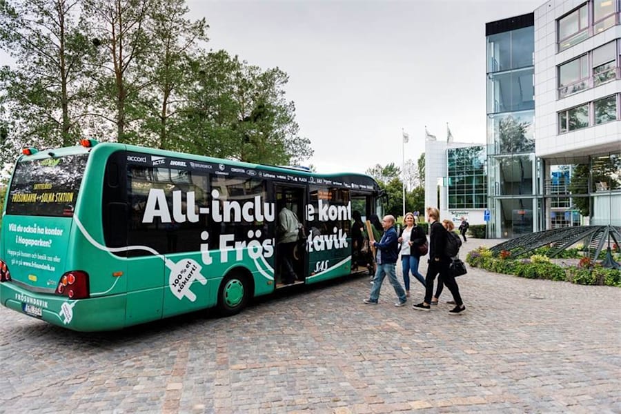 Frösundaviks Allé 1 - Frösundaviks egna eldrivna skyttelbuss som går non-stop mellan Frösundavik och Solna Station morgon och kväll