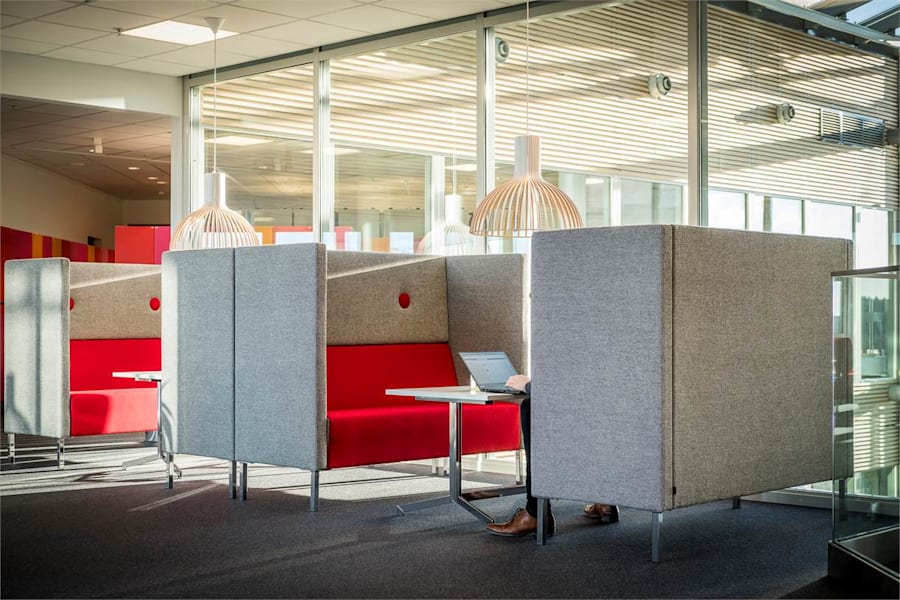 Färögatan 33 - Kista Science Tower, p... - Avskilda soffor för ostört arbete.