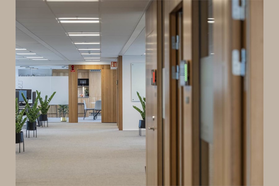 Solna strandväg 84, 4 tr - Effektiv kontorsyta med gott om ljus och smart planlösning.