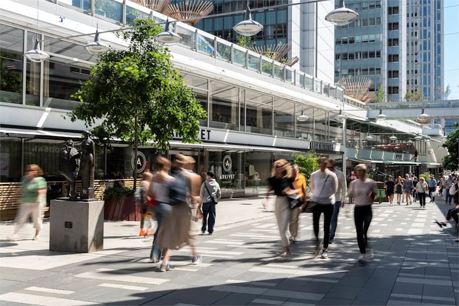 Mäster Samuelsgatan 42 - Hötorgsskrapa 4 - Vimlet i Sergelstan nedanför Sergelterrassen.