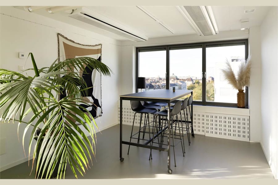 Södra Tullgatan 3 - Social yta med stora fönster och utsikt över takåsarna i Malmö.