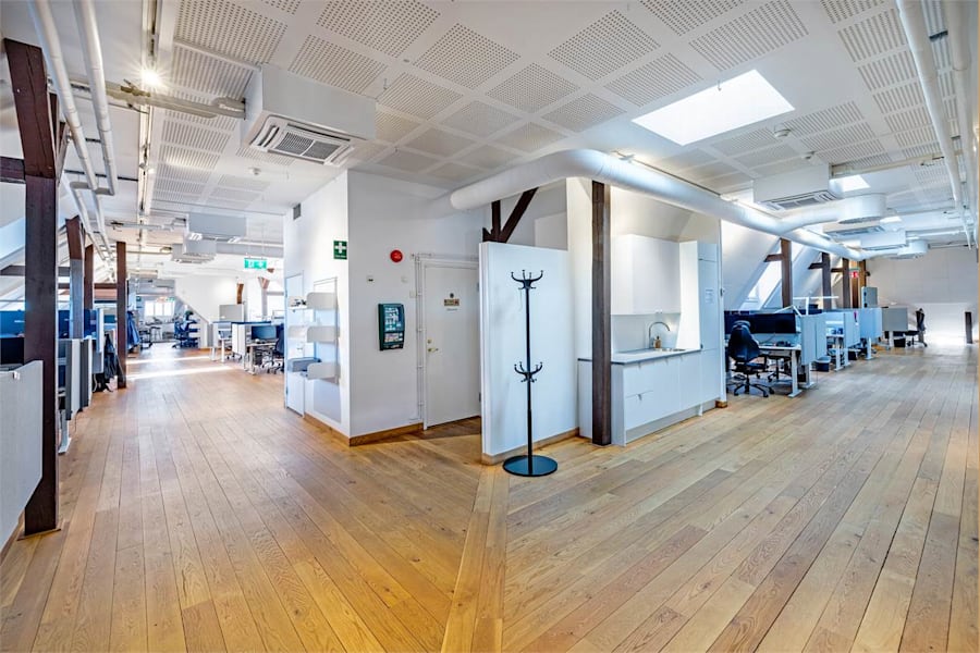 Östermalmsgatan 87 B - Kontorslandskap åt två håll med vatten- och kaffepentry.