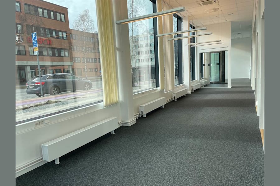 Isafjordsgatan 10 A - Korridor med stora fönster ut mot gatan.