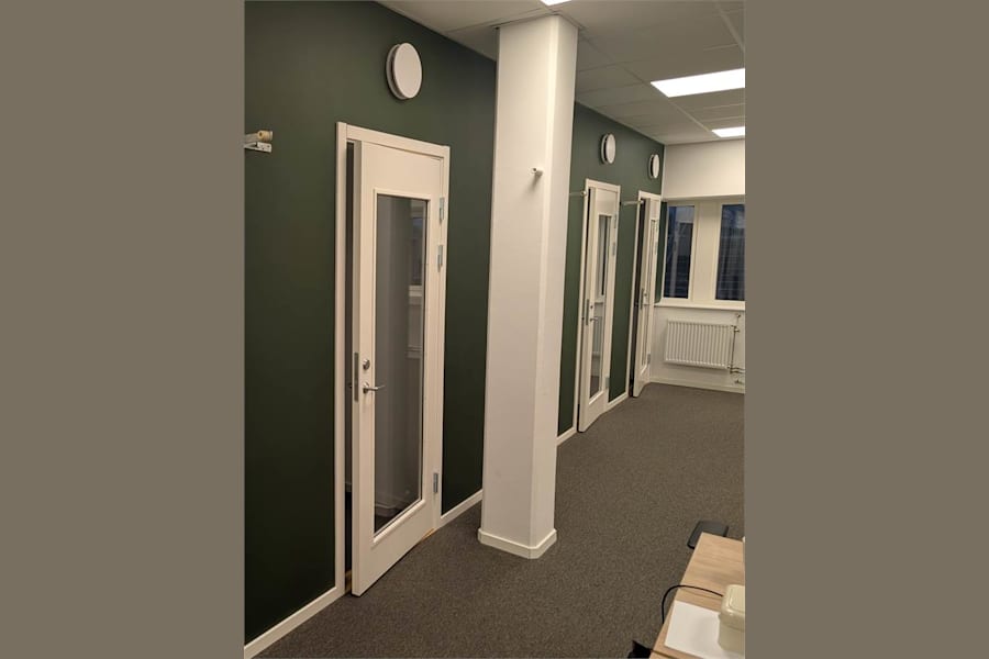 Almas allé 3 - Telefonbås