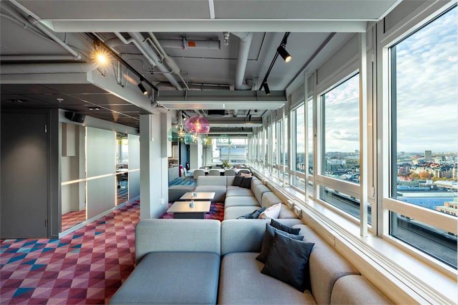 Sveavägen 9 Hötorgsskrapa 3 - Stora sociala ytor med soffor och magisk utsikt över Stockholm.