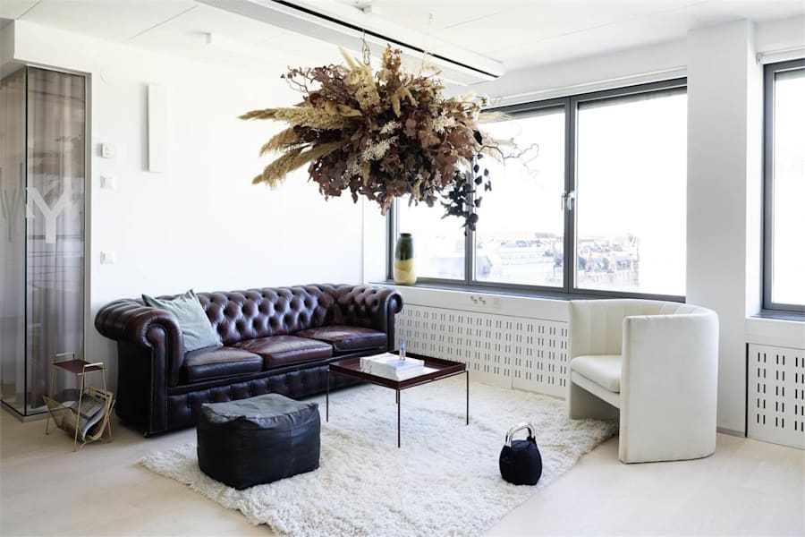 Södra Tullgatan 3 - Soffgrupp intill stora fönster.