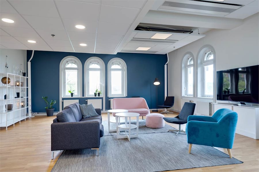 Linnégatan 89 E - Loungedel med blå vägg och bågformade fönster i hörna