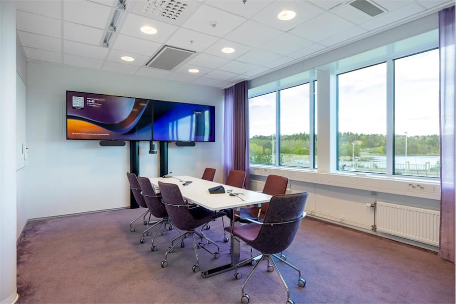 Rosenborgsgatan 4 - Mötesrum med modern utrustning och utsikt.
