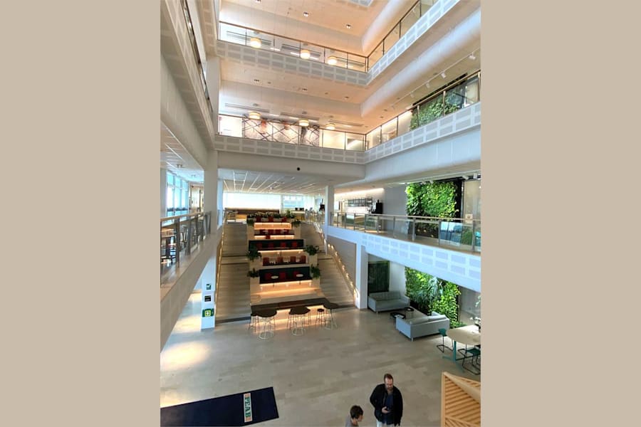 Drottning Kristinas esplanad 10 - Fastighetens ljusgård med service i bottenplan