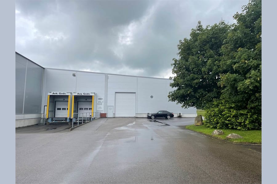 Honungsgatan 5 - Befintlig byggnad på tomten där det också finns 645 kvm lager att hyra