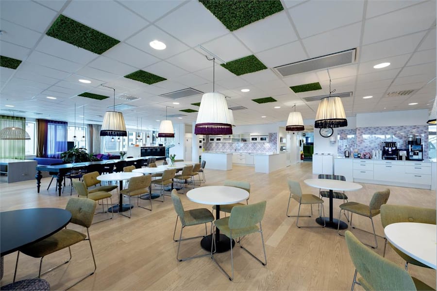 Rosenborgsgatan 4 - Stort och modernt pentry med gott om sittplatser.