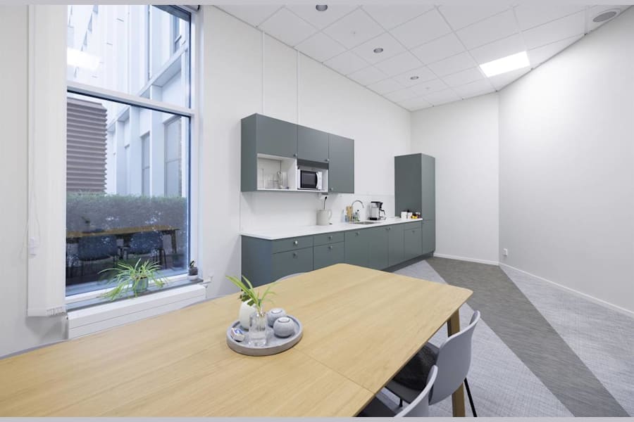 Pildammsvägen 6 A-B / S:t Johannesgatan - Pentry med sittplatser och fönster ut mot innergården.