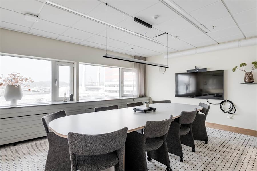 Arena Läppstiftet - Lilla Bommen 1 - Konferensrum med utsikt och bekväma möbler.