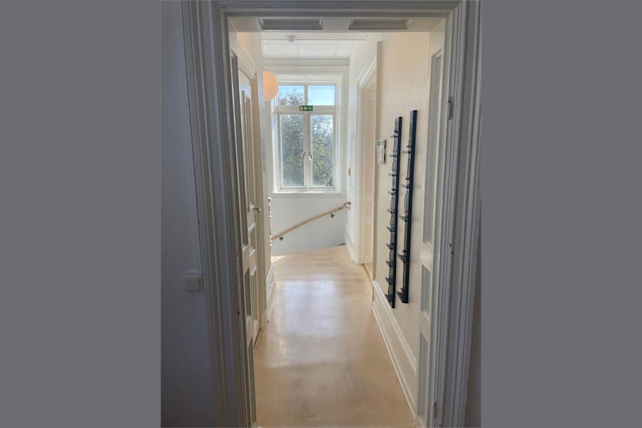 Stationsgatan 18 - Plan 1 - en kombination av enskilda kontorsrum, öppet kontorslandskap och umgängesytor