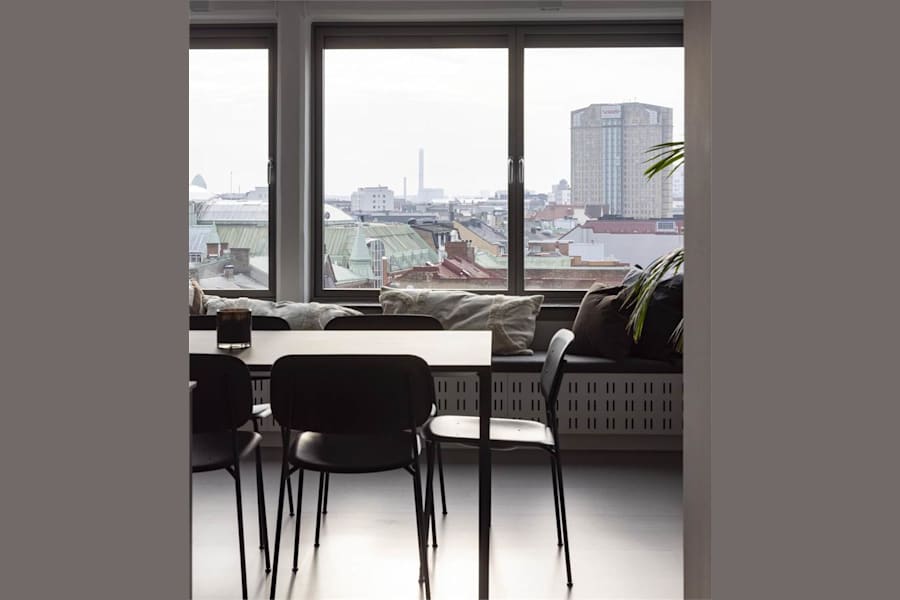 Södra Tullgatan 3 - Ljust konferensrum med fönster mot innerstaden.