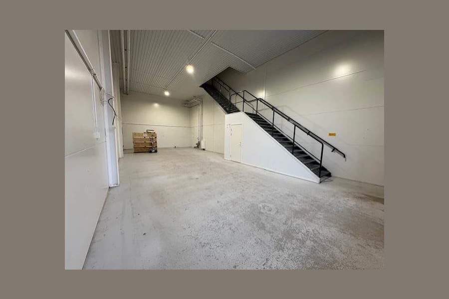 Ströbogatan 27 - Lageryta med trapp till kontorsplan