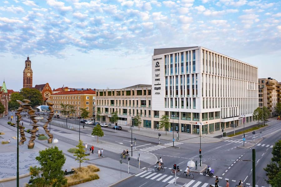 Pildammsvägen 6 A-B / S:t Johannesgatan - Stadsmiljö vid Triangeln med kontorsbyggnader och öppna torgytor.