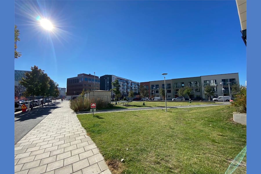 Drottning Kristinas esplanad 10 - Gården utanför fastigheten