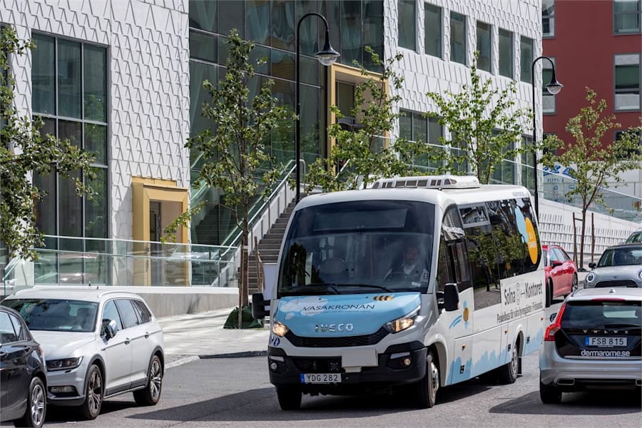 Gustav III:s Boulevard 50A, 2 tr - Vasakronan shuttle buss utanför huset. Trafikerar Frösunda - Solna Station