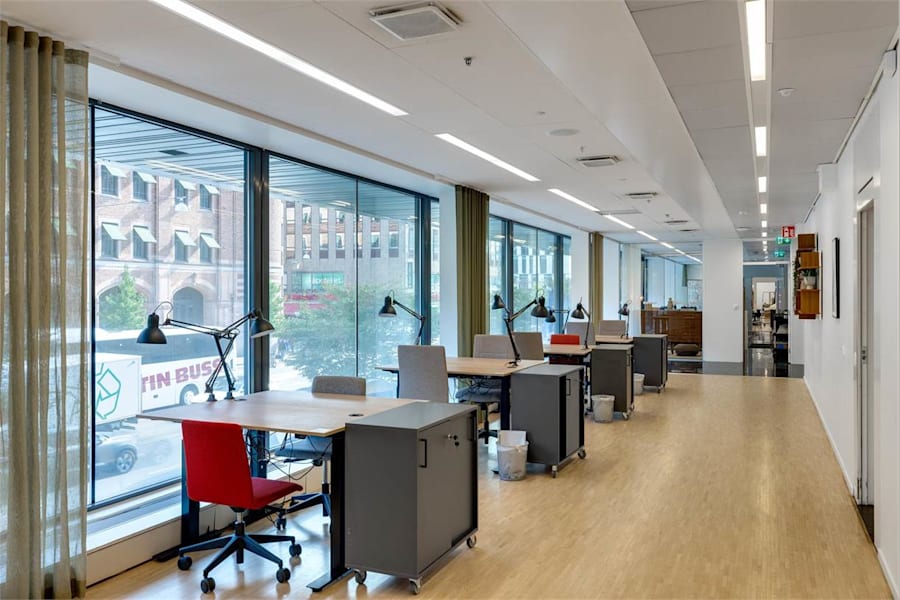 Vasagatan 7 - Arbetsplatser intill stora fönster.