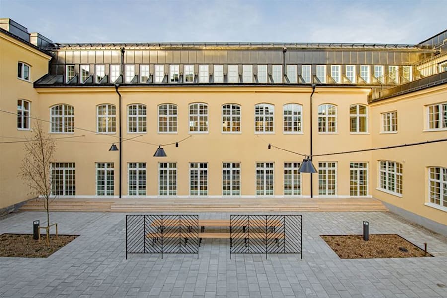 Väderkvarnsgatan 17 - Fasaden med takterrassen i högra hörnet