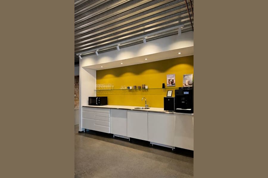 Uppfinnargränd 5 - Minimalist kök med gul vägg
