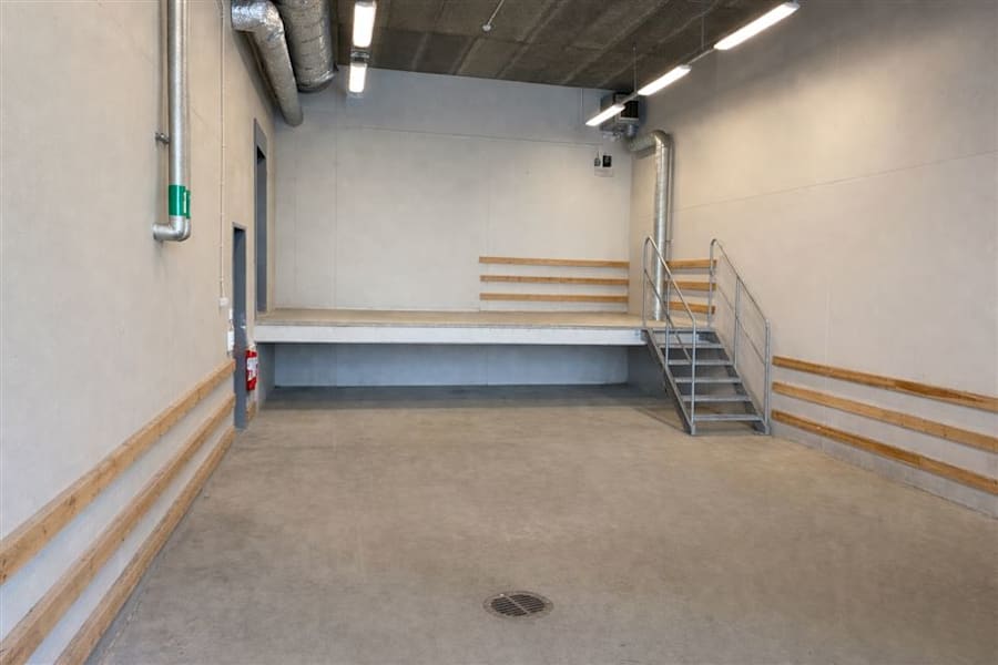 Segelbåtsvägen 2 - Tom industrilager med plattform och trappar