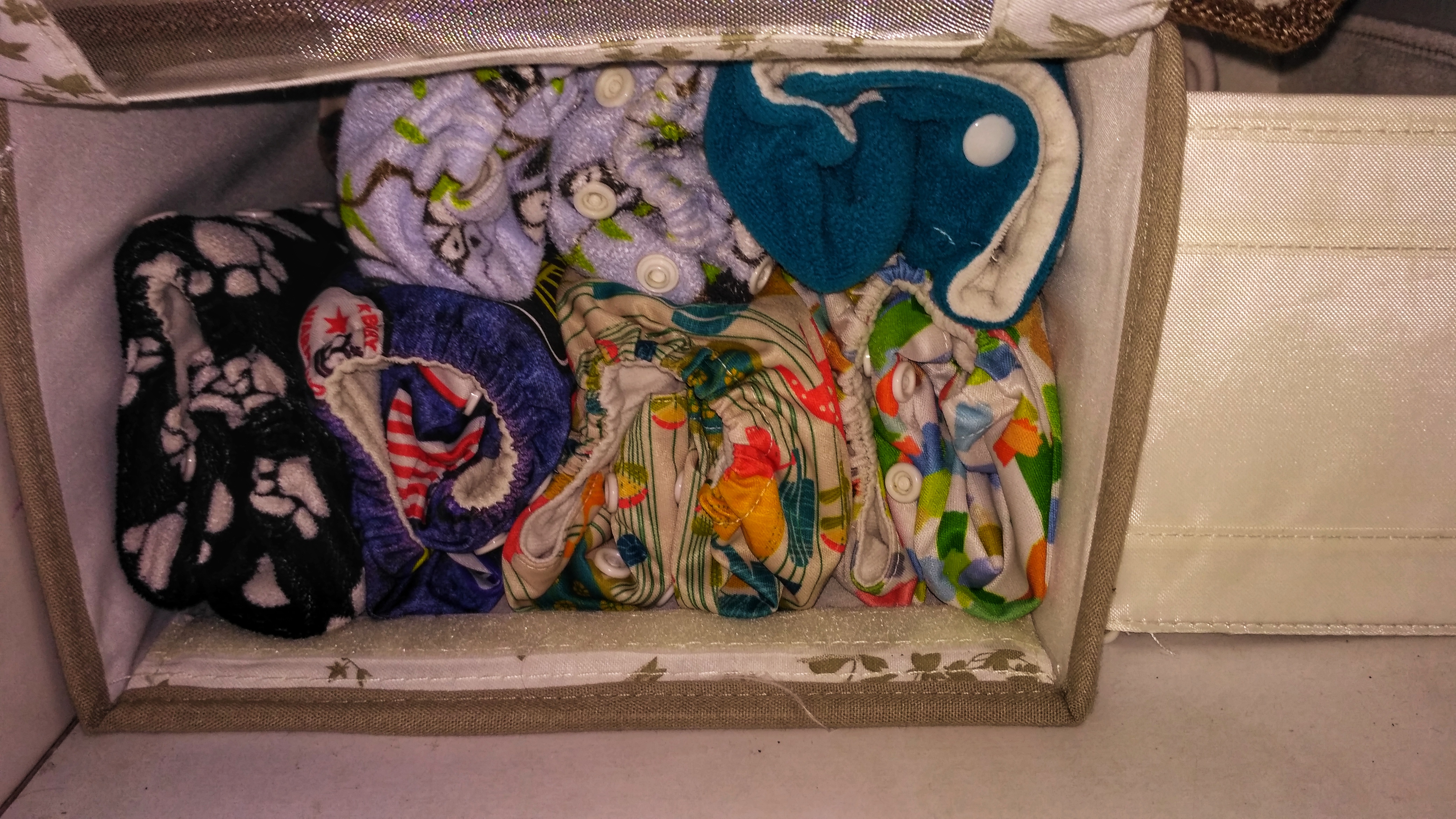 ini cloth diaper milik anak kedua saya, ternyata bisa juga dilipat ala konmari