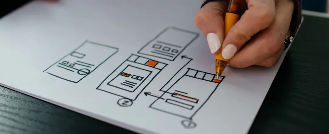 Mujer diseñando un sitio web considerando SXO SEO