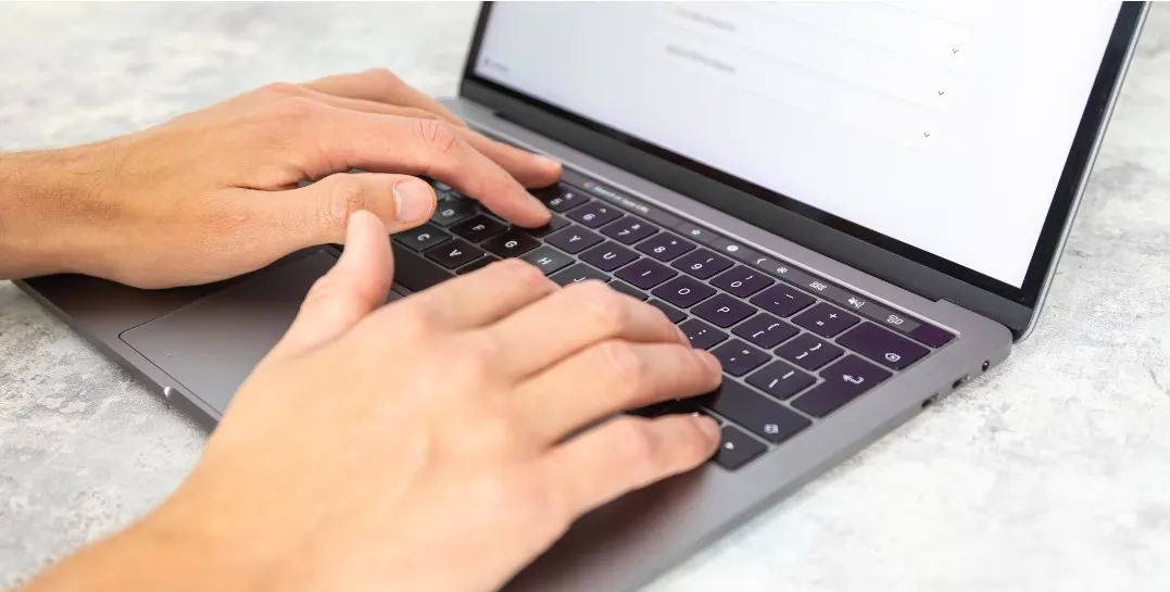 Hombre escribiendo contenido en su blog para posicionamiento SEO