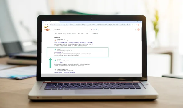 Computador con buscador de google abierto, mostrando un resultado de búsqueda