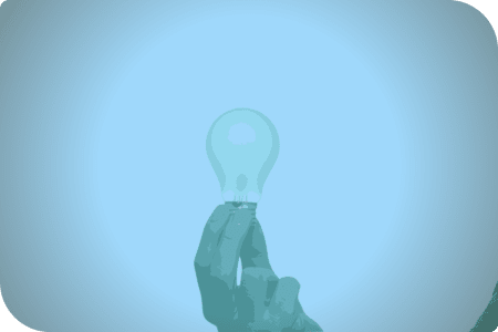 Una persona sostiene una luz en su mano.