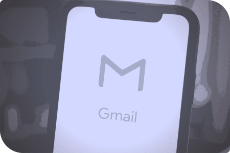 La pantalla de un dispositivo móvil muestra el icono de Gmail.