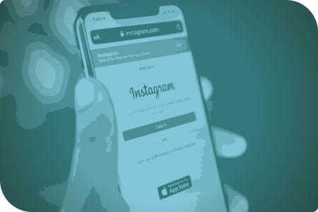 Una persona está usando su celular para acceder a Instagram.