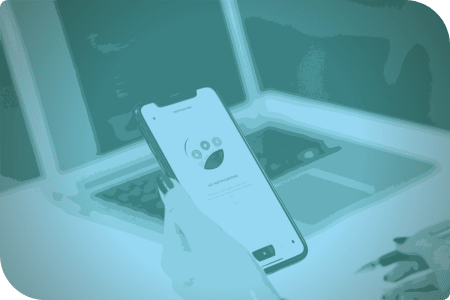 Una persona está usando su celular en una mesa.