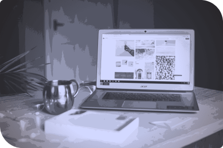 Laptop con una página web abierta en una mesa.