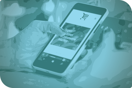 Una persona está usando su celular para ver un sitio web de comercio electrónico.