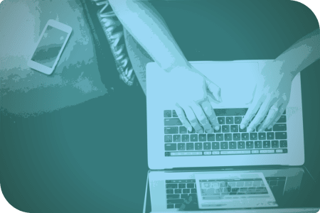 Una persona usando un teclado en un ordenador.