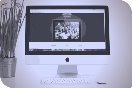 La pantalla de un ordenador Apple muestra una imagen de una familia.