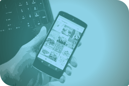 Una persona sostiene un celular en su mano y muestra una pantalla con imágenes.