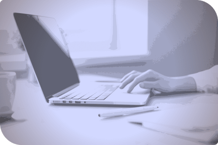 Una persona está trabajando en su computadora.